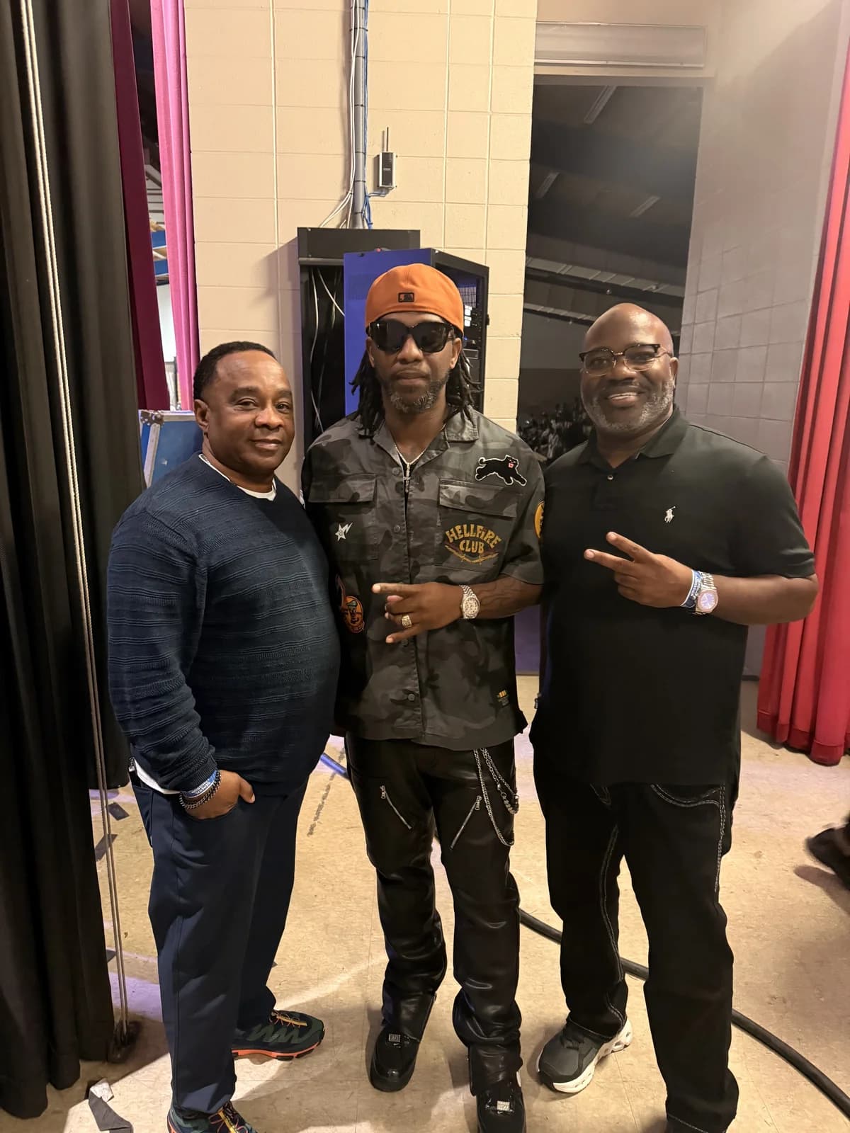 Backstage group photo with an artist between two friends of the brand
